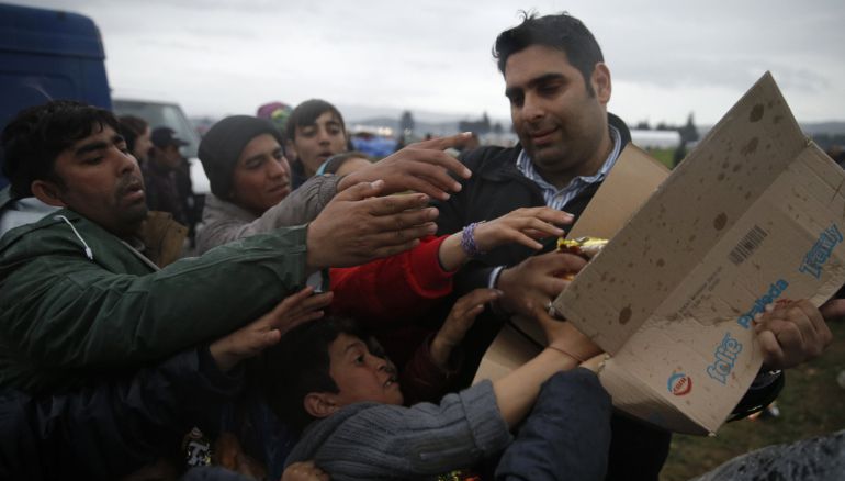 Inmigrantes, que esperaan cruzar la frontera entre Grecia y Macedonia, pelean por comida en un campo provisional cerca de Idomeni Inmigrantes, que esperaan cruzar la frontera entre Grecia y Macedonia, pelean por comida en un campo provisional cerca de Idomeni