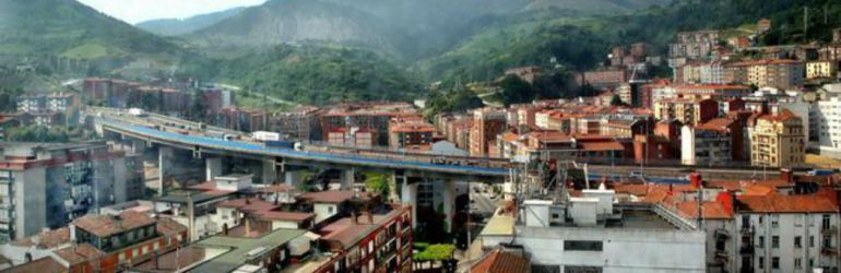 El viadcuto divide el barrio desde hace 40 años y ya sufre algunas deficiencias que afectan al parque infantil El viadcuto divide el barrio desde hace 40 años y ya sufre algunas deficiencias que afectan al parque infantil