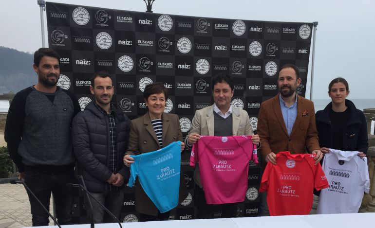 Responsable del campeonato y responsables instituciones posan con la playa de Zarautz detrás Responsable del campeonato y responsables instituciones posan con la playa de Zarautz detrás