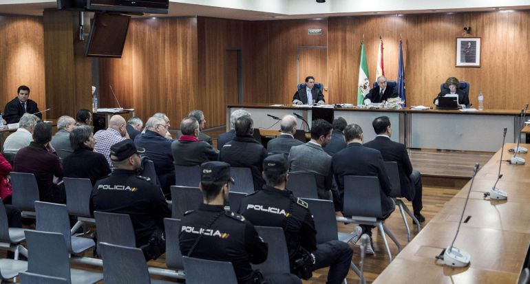 El exalcalde de Marbella Julián Muñoz y el exasesor urbanístico y cerebro del caso "Malaya", Juan Antonio Roca, en el banquillo de los acusados El exalcalde de Marbella Julián Muñoz y el exasesor urbanístico y cerebro del caso "Malaya", Juan Antonio Roca, en el banquillo de los acusados