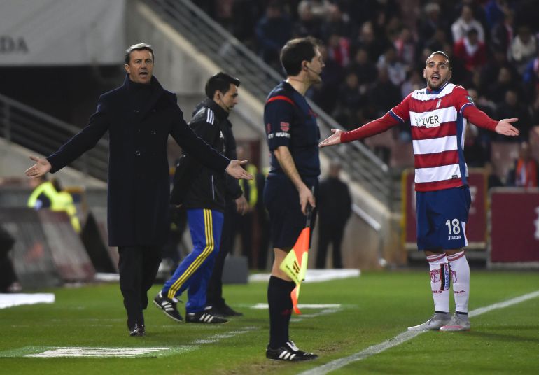 El entrenador del Granada José González (i) junto al defensa portugués Miguel Lopes (d) El entrenador del Granada José González (i) junto al defensa portugués Miguel Lopes (d)