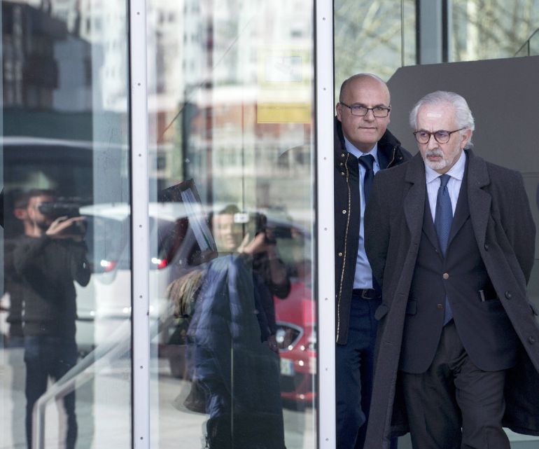 El presidente de la Diputación y del PP de Ourense, Manuel Baltar, junto a su abogado a su salida esta mañana al Palacio de Justicia de Ourense. El presidente de la Diputación y del PP de Ourense, Manuel Baltar, junto a su abogado a su salida esta mañana al Palacio de Justicia de Ourense.
