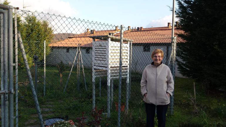 BEGOÑA ZURBITU CON SU ESTACIÓN METEOROLÓGICA EN IZARRA BEGOÑA ZURBITU CON SU ESTACIÓN METEOROLÓGICA EN IZARRA