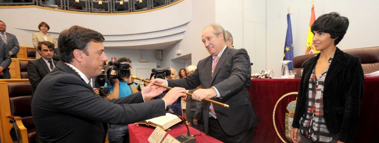 Valentín González Formoso toma el bastón de mando de la Diputación de A Coruña. Foto de archivo Valentín González Formoso toma el bastón de mando de la Diputación de A Coruña. Foto de archivo