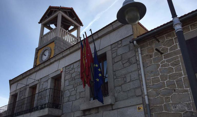 Bandera de la Unión Europea a media asta en la localidad serrana de Moralzarzal Bandera de la Unión Europea a media asta en la localidad serrana de Moralzarzal