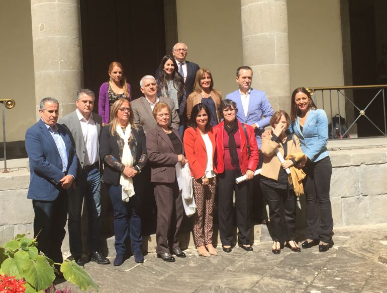 Representantes de las asociaciones de Memoria Histórica con los portavoces parlamentarios. Representantes de las asociaciones de Memoria Histórica con los portavoces parlamentarios.