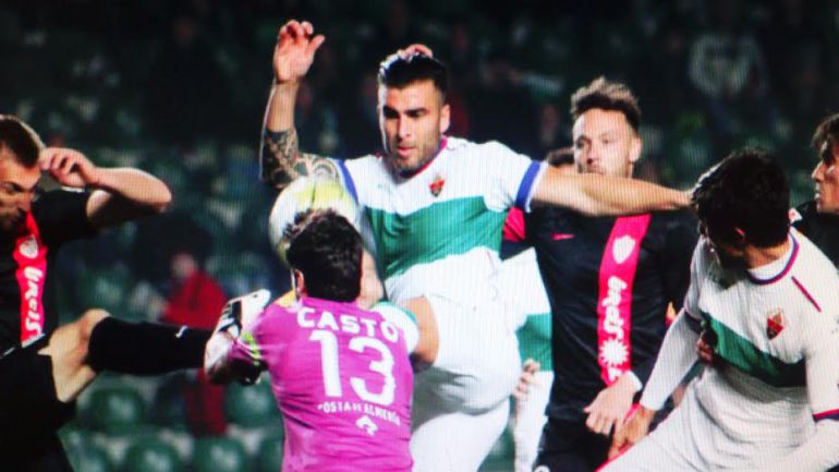 El central Armando, que reapareció, pugna con Casto por el balón El central Armando, que reapareció, pugna con Casto por el balón