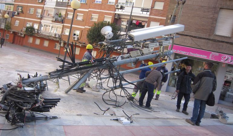 La antena fue retirada de uno de los edificios de la avenida España La antena fue retirada de uno de los edificios de la avenida España