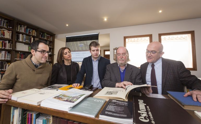 Joaquín Díaz muestra al presidente de la Diputación el proyecto de digitalización de los archivos sonoros Joaquín Díaz muestra al presidente de la Diputación el proyecto de digitalización de los archivos sonoros