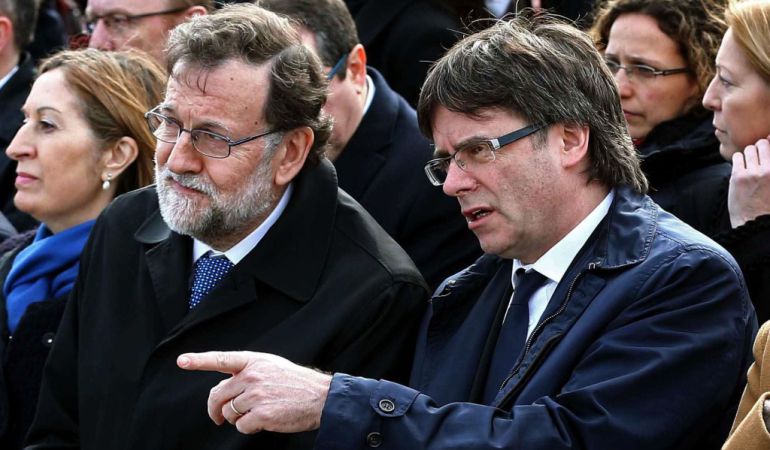 Mariano Rajoy y Carles Puigdemont durante el homenaje a las víctimas de Germanwings Mariano Rajoy y Carles Puigdemont durante el homenaje a las víctimas de Germanwings
