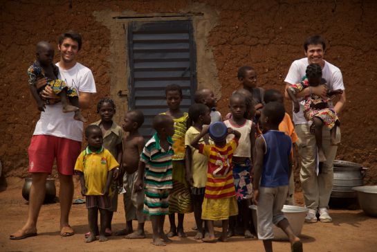 Voluntarios de OAN International y niños benineses Voluntarios de OAN International y niños benineses
