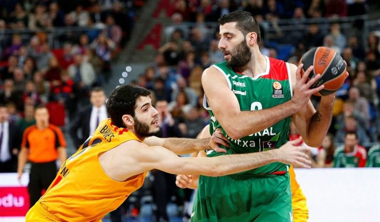 Abrines defiende a Bourousis en el partido disputado en el Buesa Arena. Abrines defiende a Bourousis en el partido disputado en el Buesa Arena.