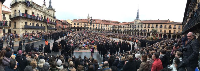 Aspecto que presentaba la Plaza Mayor de León para El Encuentro Aspecto que presentaba la Plaza Mayor de León para El Encuentro