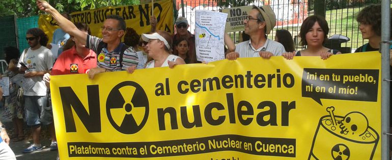 El colectivo antinuclear de Cuenca se manifiesta este lunes en Madrid. El colectivo antinuclear de Cuenca se manifiesta este lunes en Madrid.