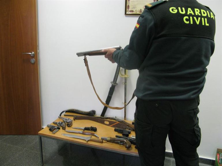 Arsenal de armas intervenido por la Guardia Civil en La Calahorra(Granada) Arsenal de armas intervenido por la Guardia Civil en La Calahorra(Granada)