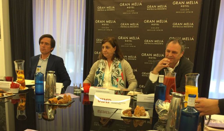 De izquierda a derecha, Eduardo Dávila Miura, Encarnación Aguilar, directora en Sevilla de la Universidad Internacional Menéndez Pelayo; y Joaquín Caparrós De izquierda a derecha, Eduardo Dávila Miura, Encarnación Aguilar, directora en Sevilla de la Universidad Internacional Menéndez Pelayo; y Joaquín Caparrós