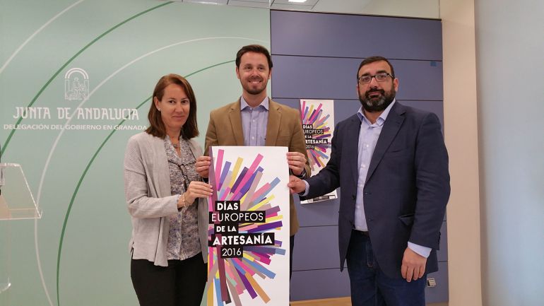 El delegado de Trabajo en Granada, Juan José Martín, en el centro, presenta las jornadas de puertas abiertas en el Centro Albayzín de Granada con motivo de los Días Europeos de la Artesanía 2016 El delegado de Trabajo en Granada, Juan José Martín, en el centro, presenta las jornadas de puertas abiertas en el Centro Albayzín de Granada con motivo de los Días Europeos de la Artesanía 2016