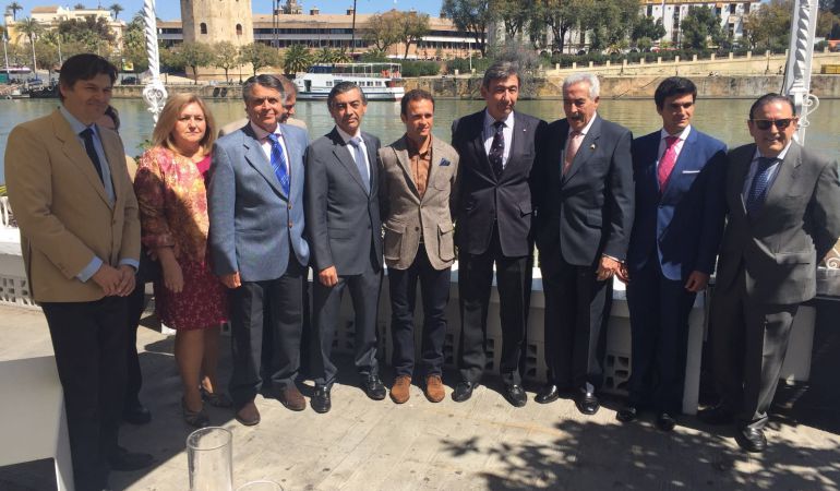 Antonio Ferrera, el quinto por la izquierda, y José María Amores, el segundo por la derecha, junto al equipo médico de la plaza de toros de la Real Maestranza de Caballería de Sevilla Antonio Ferrera, el quinto por la izquierda, y José María Amores, el segundo por la derecha, junto al equipo médico de la plaza de toros de la Real Maestranza de Caballería de Sevilla