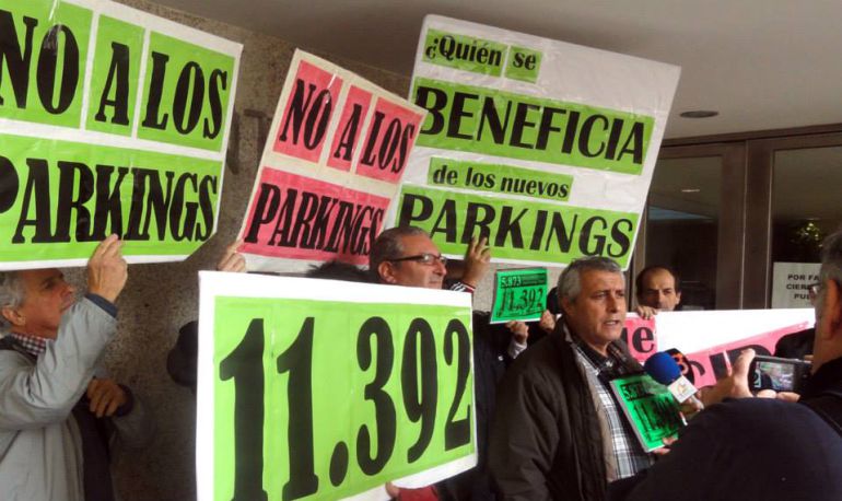 Imagen de la recogida de firmas contra los aparcamientos organizada en 2015 Imagen de la recogida de firmas contra los aparcamientos organizada en 2015