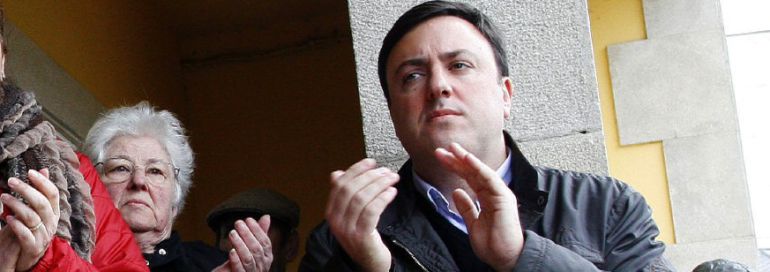 El alcalde de As Pontes, Valentin Gonzalez Formoso aplaude tras la lectura de un manifiesto por parte de la trabajadora social del Ayuntamiento, Manuela Vilavoy, al final de una concentración en repulsa por la agresión machista sufrida por una mujer de la localidad el pasado jueves a manos. El alcalde de As Pontes, Valentin Gonzalez Formoso aplaude tras la lectura de un manifiesto por parte de la trabajadora social del Ayuntamiento, Manuela Vilavoy, al final de una concentración en repulsa por la agresión machista sufrida por una mujer de la localidad el pasado jueves a manos.