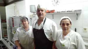 Rosi, Pedro e Inma en la cocina de Casa Montes. Rosi, Pedro e Inma en la cocina de Casa Montes.