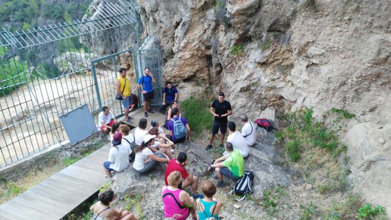 Una de las visitas guiadas a la cueva de Bolomor Una de las visitas guiadas a la cueva de Bolomor