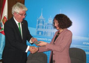 El rector entrega las llaves de las instalaciones deportivas al ayuntamiento de Ponerrada El rector entrega las llaves de las instalaciones deportivas al ayuntamiento de Ponerrada