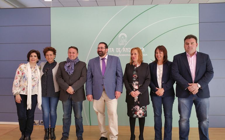 El delegado de Educación de la Junta, en el centro, posa con los alcaldes con los que ha firmado el acuerdo para la apertura de nuevos centros infantiles el próximo curso en varias localidades de la provincia de Granada El delegado de Educación de la Junta, en el centro, posa con los alcaldes con los que ha firmado el acuerdo para la apertura de nuevos centros infantiles el próximo curso en varias localidades de la provincia de Granada