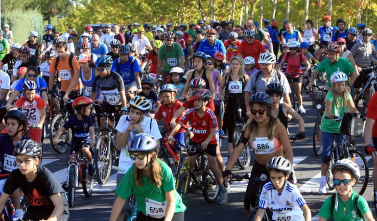 Evento ciclista en torno a un paraje natural Evento ciclista en torno a un paraje natural