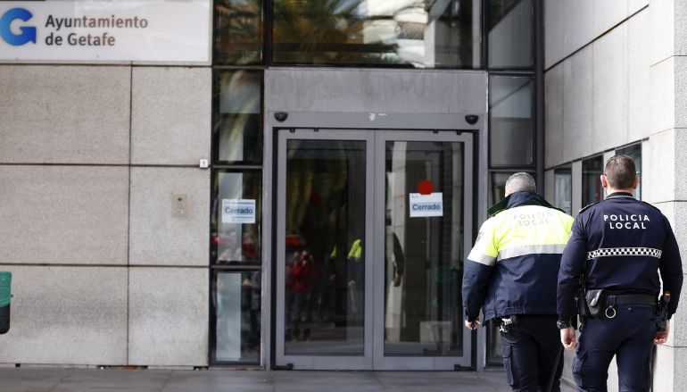 Agentes de Policía durante los registros en el Ayuntamiento de Getafe Agentes de Policía durante los registros en el Ayuntamiento de Getafe