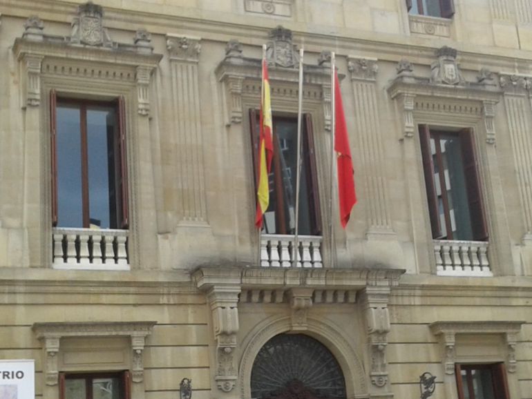 Recepción de "perfil bajo" al Ángel de Aralar en el Parlamento Recepción de "perfil bajo" al Ángel de Aralar en el Parlamento