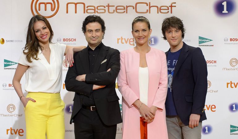 Fotografía facilitada por RTVE de la presentadora Eva González y los cocineros Pepe Rodríguez, Samantha Vallejo-Nájera y Jordi Cruz con motivo de la cuarta temporada de "MasterChef", que se estrena el 6 de abril en La 1. Fotografía facilitada por RTVE de la presentadora Eva González y los cocineros Pepe Rodríguez, Samantha Vallejo-Nájera y Jordi Cruz con motivo de la cuarta temporada de "MasterChef", que se estrena el 6 de abril en La 1.