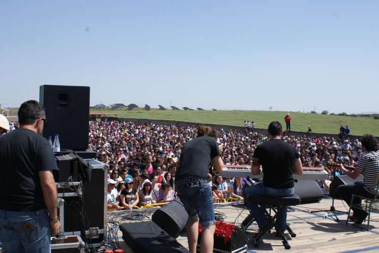 Miles de personas asisten a uno de los conciertos de El Festivalino de Pescueza en la última edición. Miles de personas asisten a uno de los conciertos de El Festivalino de Pescueza en la última edición.