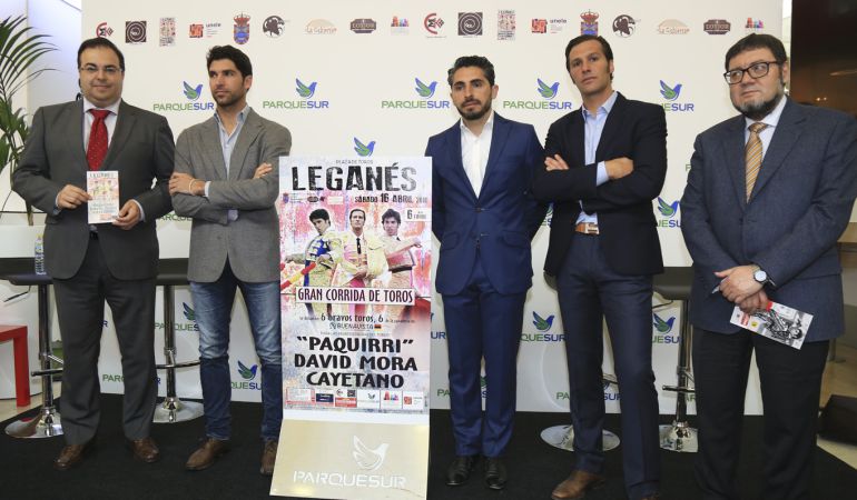El alcalde de Legan&eacute;s, Santiago Llorente; el diestro Cayetano Rivera; el empresario Jorge Arellano; el torero David Mora; y el concejal de Festejos Luis Mart&iacute;n de la Sierra, presentan la nueva corrida en Legan&eacute;s