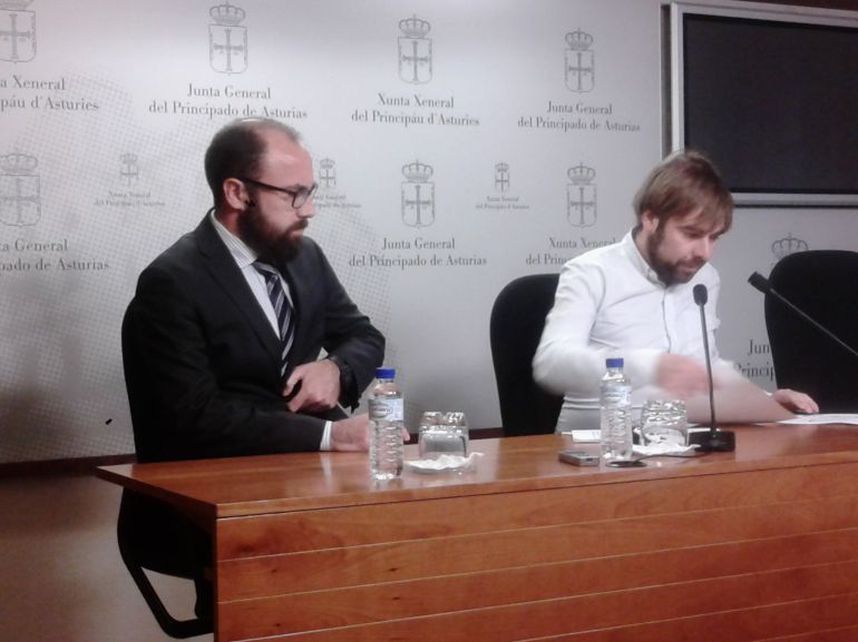Daniel Ripa, secretario general de PODEMOS Asturias acompañado del abogado Alberto Suárez Daniel Ripa, secretario general de PODEMOS Asturias acompañado del abogado Alberto Suárez