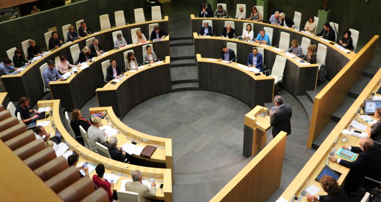 Vista del pleno de las Juntas Generales en una imagen de archivo. Vista del pleno de las Juntas Generales en una imagen de archivo.