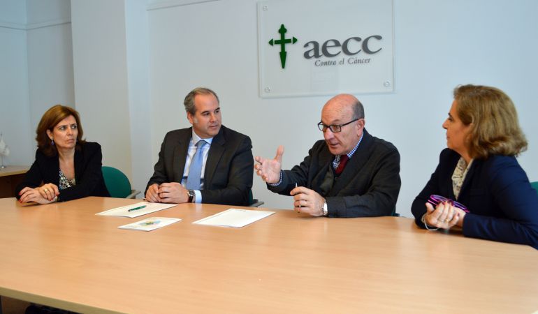 Un momento de la firma del convenio Un momento de la firma del convenio