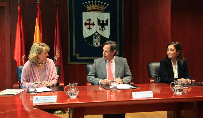 Imagen de la firma del convenio entre la AEAT y el Ayuntamiento de Alcobendas Imagen de la firma del convenio entre la AEAT y el Ayuntamiento de Alcobendas