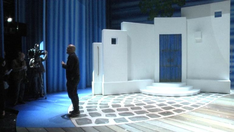 El equipo ultimando los detalles de montaje para las funciones del musical "Mamma Mia!" en el Auditorio Mar de Vigo. El equipo ultimando los detalles de montaje para las funciones del musical "Mamma Mia!" en el Auditorio Mar de Vigo.