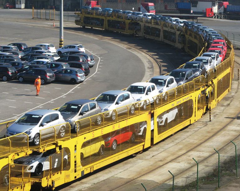 Tren de mercancias que trasnporte coches desde el Puerto de Santander.