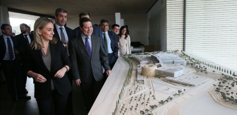 García Page acompañado por la alcaldesa de Toldo y el presidente de la Diputación, entre otros en la visita a las obras del hospital de Toledo García Page acompañado por la alcaldesa de Toldo y el presidente de la Diputación, entre otros en la visita a las obras del hospital de Toledo