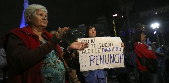 Manifestantes piden la dimisión del presidente argentino, Mauricio Macri, por su participación en sociedades inscritas en paraísos fiscales Manifestantes piden la dimisión del presidente argentino, Mauricio Macri, por su participación en sociedades inscritas en paraísos fiscales