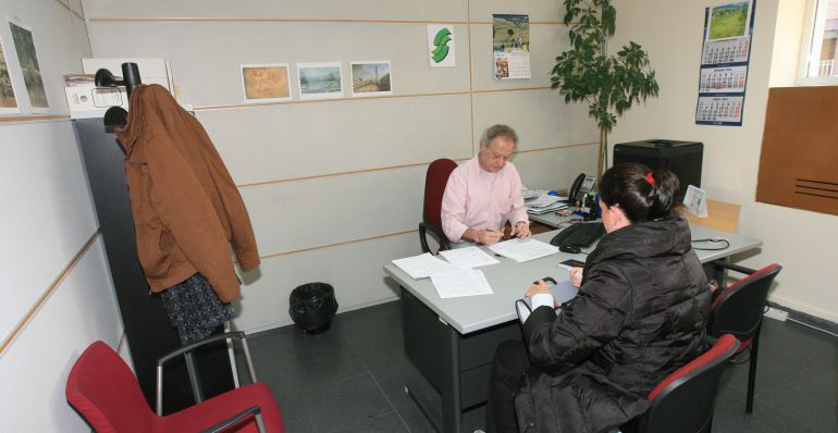 Una usuaria siendo atendida por el servicio ISS prestado desde el Ayuntamiento de Tres Cantos Una usuaria siendo atendida por el servicio ISS prestado desde el Ayuntamiento de Tres Cantos