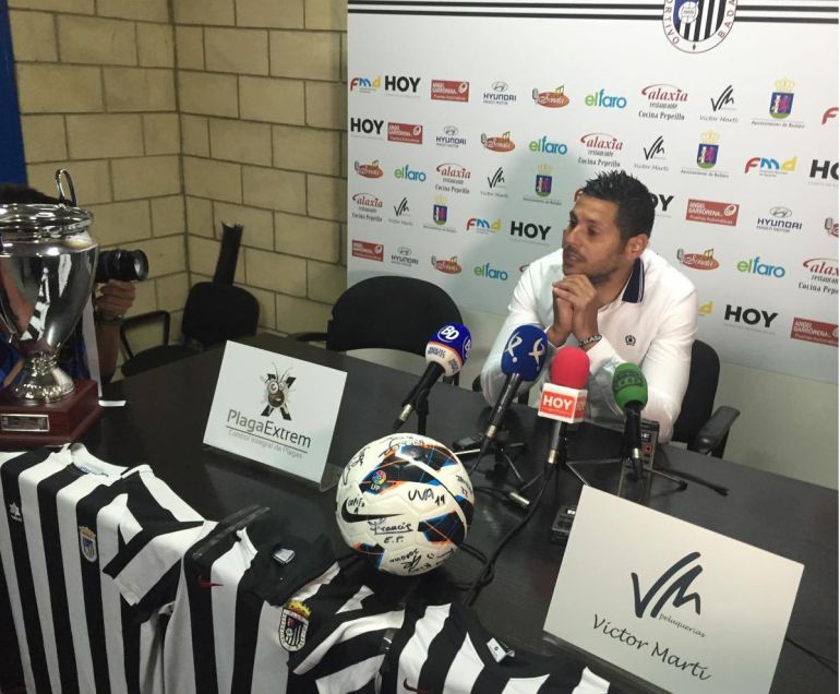 El futbolista posa junto a las camisetas del CD Badajoz que se ha enfundado El futbolista posa junto a las camisetas del CD Badajoz que se ha enfundado