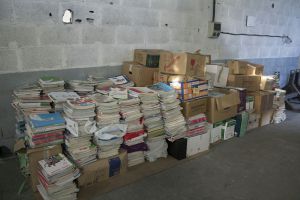 Algunos de los libros de texto usados que permanecen almacenados en una nave de la Federación de Padres y Madres de alumnos de Vigo. Algunos de los libros de texto usados que permanecen almacenados en una nave de la Federación de Padres y Madres de alumnos de Vigo.