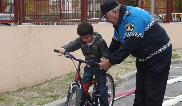 Un policía ayuda a un niño en Alcobendas Un policía ayuda a un niño en Alcobendas