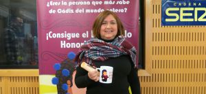 Manuela recoge su taza y diploma como concursante del Doctorado Honoris Cádiz Manuela recoge su taza y diploma como concursante del Doctorado Honoris Cádiz