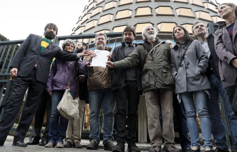 La portavoz adjunta de Podemos en el Congreso, Irene Montero (3d), el secretario de Relación con la Sociedad Civil, Rafael Mayoral (c) y Juan López de Uralde, diputado por Álava, junto a los colectivos Ecologistas en Acción, Asociación Vecinal Pasillo Verde-Imperial, Asociación Señales de Humo y la Federación Regional de Asociaciones Vecinales de Madrid (FRAVM), momentos antes de presentar hoy un recurso de inconstitucionalidad contra la modificación de la Ley del Suelo de la Comunidad de Madrid La portavoz adjunta de Podemos en el Congreso, Irene Montero (3d), el secretario de Relación con la Sociedad Civil, Rafael Mayoral (c) y Juan López de Uralde, diputado por Álava, junto a los colectivos Ecologistas en Acción, Asociación Vecinal Pasillo Verde-Imperial, Asociación Señales de Humo y la Federación Regional de Asociaciones Vecinales de Madrid (FRAVM), momentos antes de presentar hoy un recurso de inconstitucionalidad contra la modificación de la Ley del Suelo de la Comunidad de Madrid