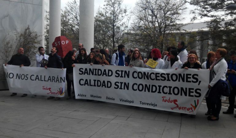 Una de las recientes protestas ante el Hospital del Vinalopó, a favor de la reversión pública de la sanidad Una de las recientes protestas ante el Hospital del Vinalopó, a favor de la reversión pública de la sanidad