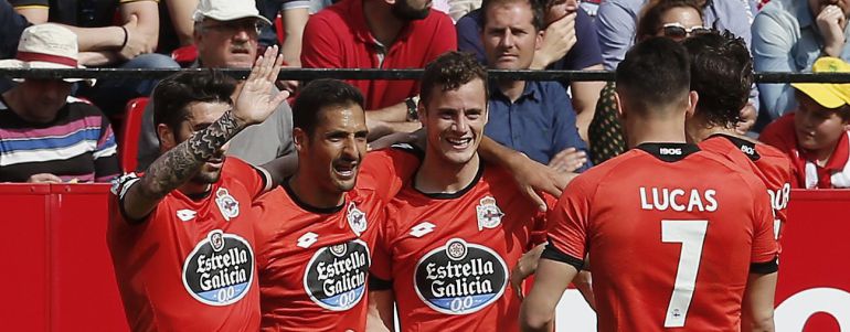 El delantero del Deportivo Oriol Riera celebra con sus compa&ntilde;eros el gol del empate marcado ante el Sevilla, durante el partido de la trig&eacute;sima tercera jornada de Liga. 